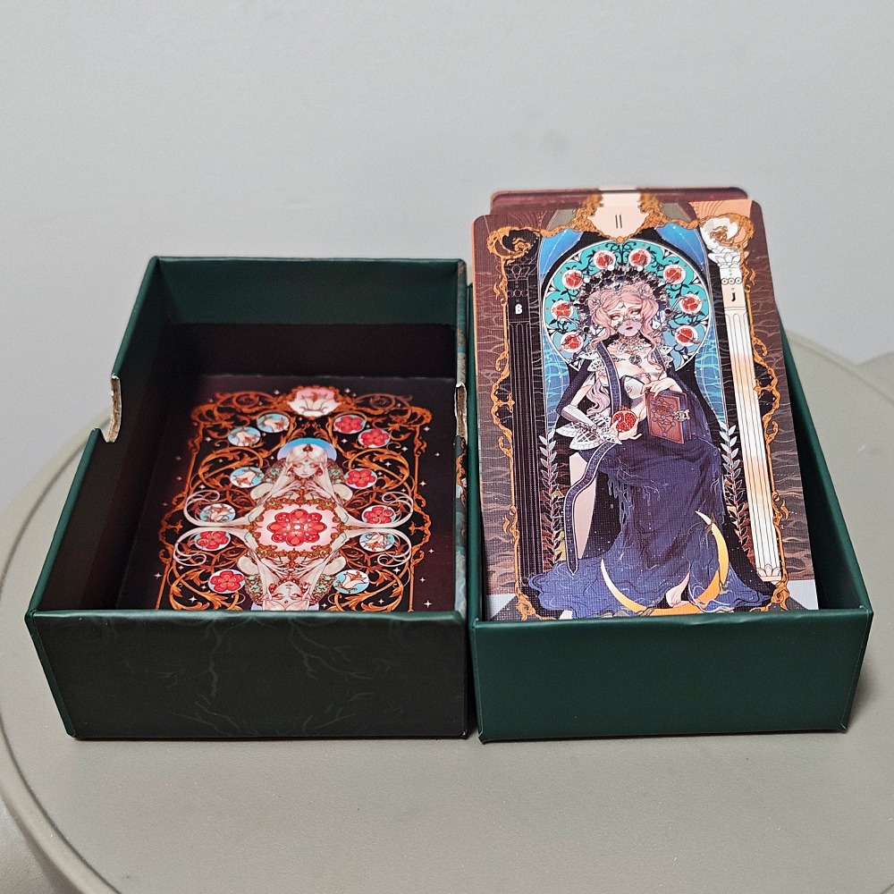 豪華なアニメ風イラストが施されたダブルエンボス加工のアールヌ - Tarot Deck With Guidebook のレビューと価格